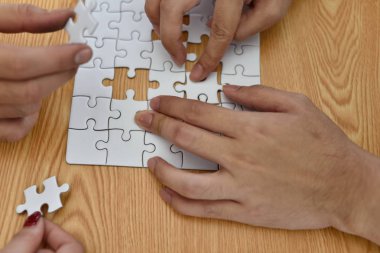 İşadamı ve jigsaw puzzle parçaları Office kadınla closeup. Son olarak bu yer geliyor solution.puzzle parça bulma