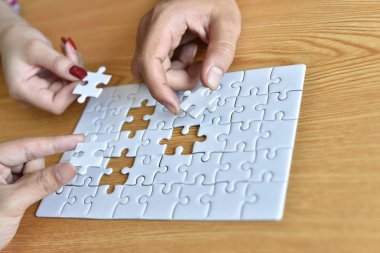 İşadamı ve jigsaw puzzle parçaları Office kadınla closeup. Son olarak bu yer geliyor solution.puzzle parça bulma
