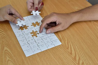 İşadamı ve jigsaw puzzle parçaları Office kadınla closeup. Son olarak bu yer geliyor solution.puzzle parça bulma