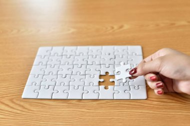 İşadamı ve jigsaw puzzle parçaları Office kadınla closeup. Son olarak bu yer geliyor solution.puzzle parça bulma