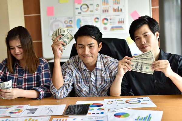 Yeni başlangıç projesi ile çalışma iş insanlar toplantı zamanı. Fikir tanıtımı, planları analiz. İş iletişim bağlantı kavramı çalışma. İş insanlar toplantı tasarım fikirleri kavramı.