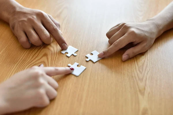 Gros Plan Homme Affaires Femme Avec Des Pièces Puzzle Dans — Photo