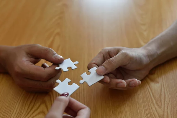 Close Van Zakenman Vrouw Met Stukjes Van Puzzel Office Tot — Stockfoto