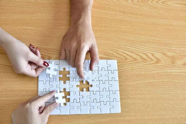 Gros Plan Homme Affaires Femme Avec Des Pièces Puzzle Dans — Photo