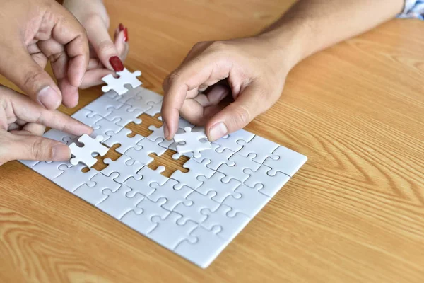 Gros Plan Homme Affaires Femme Avec Des Pièces Puzzle Dans — Photo