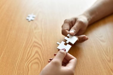İşadamı ve jigsaw puzzle parçaları Office kadınla closeup. Son olarak bu yer geliyor solution.puzzle parça bulma