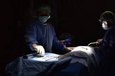  Takım cerrah ameliyathane içinde işte. Ameliyathane cerrahi ışıkta. Başlangıç için hazırlanması bir kesim ile cerrahi operasyon.