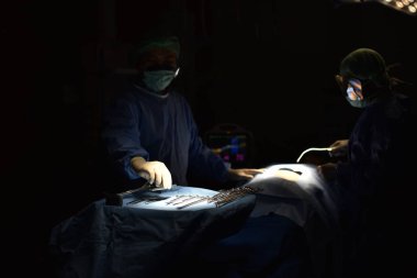  Takım cerrah ameliyathane içinde işte. Ameliyathane cerrahi ışıkta. Başlangıç için hazırlanması bir kesim ile cerrahi operasyon.