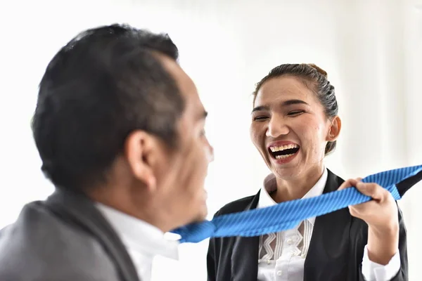 Conflitti Sul Posto Lavoro Donne Uomini Incoraggiare Violenza Gli Abusi — Foto Stock