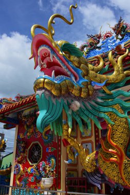 Tapınak ejderha heykelleri ile ve Tayland Çin sanat diğer saygın heykelleri.