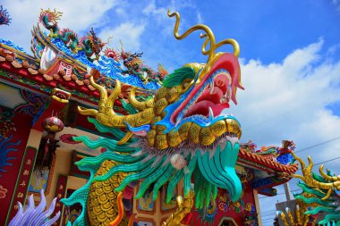 Tapınak ejderha heykelleri ile ve Tayland Çin sanat diğer saygın heykelleri.