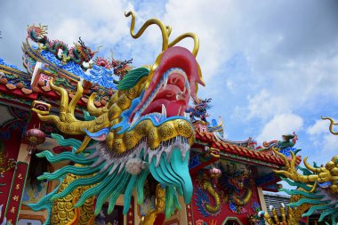 Tapınak ejderha heykelleri ile ve Tayland Çin sanat diğer saygın heykelleri.