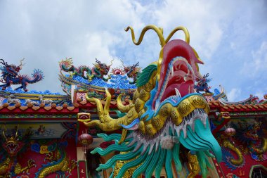 Tapınak ejderha heykelleri ile ve Tayland Çin sanat diğer saygın heykelleri.