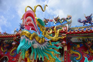 Tapınak ejderha heykelleri ile ve Tayland Çin sanat diğer saygın heykelleri.