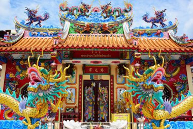 Tapınak ejderha heykelleri ile ve Tayland Çin sanat diğer saygın heykelleri.