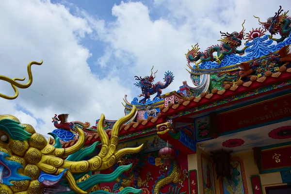 Santuario Con Estatuas Dragones Otras Estatuas Respetables Del Arte Chino —  Fotos de Stock