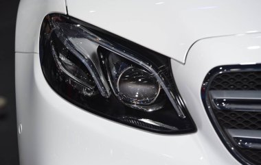 Yeni araba güzel parçalar. Motosiklet farlar, farlar, vücut ışıklar, modern ve sportif bir görünüm. İç oto koltuğu