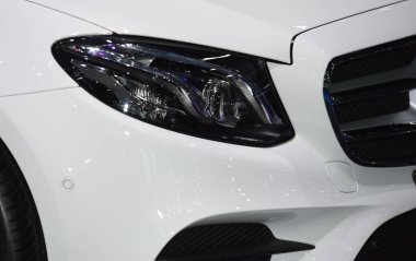 Yeni araba güzel parçalar. Motosiklet farlar, farlar, vücut ışıklar, modern ve sportif bir görünüm. İç oto koltuğu