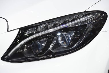 Yeni araba güzel parçalar. Motosiklet farlar, farlar, vücut ışıklar, modern ve sportif bir görünüm. İç oto koltuğu