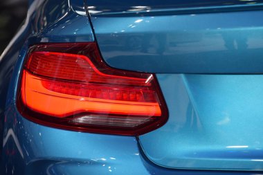 Yeni araba güzel parçalar. Motosiklet farlar, farlar, vücut ışıklar, modern ve sportif bir görünüm. İç oto koltuğu