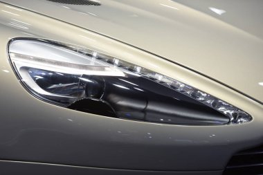 Yeni araba güzel parçalar. Motosiklet farlar, farlar, vücut ışıklar, modern ve sportif bir görünüm. İç oto koltuğu