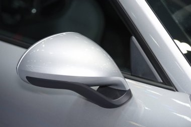 Yeni araba güzel parçalar. Motosiklet farlar, farlar, vücut ışıklar, modern ve sportif bir görünüm. İç oto koltuğu