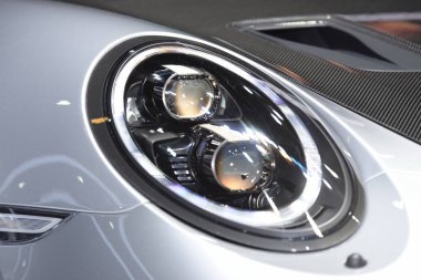 Yeni araba parçaları. Motosiklet farlar, farlar, vücut ışıklar, modern ve sportif bir görünüm. İç oto koltuğu