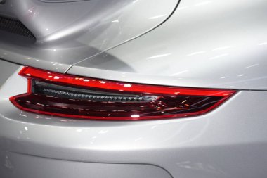 Yeni araba parçaları. Motosiklet farlar, farlar, vücut ışıklar, modern ve sportif bir görünüm. İç oto koltuğu