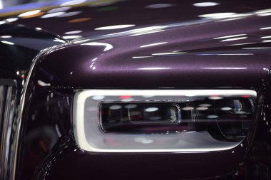 Yeni araba güzel parçalar. Motosiklet farlar, farlar, vücut ışıklar, modern ve sportif bir görünüm. İç oto koltuğu