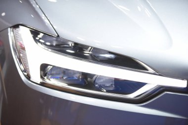 Yeni araba güzel parçalar. Motosiklet farlar, farlar, vücut ışıklar, modern ve sportif bir görünüm. İç oto koltuğu