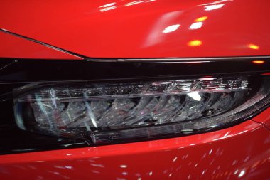 Yeni araba güzel parçalar. Motosiklet farlar, farlar, vücut ışıklar, modern ve sportif bir görünüm. İç oto koltuğu