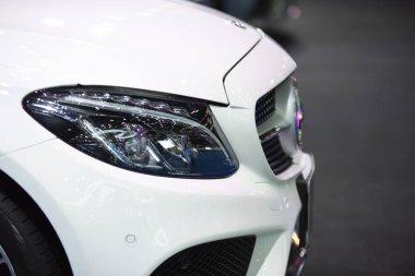 Yeni araba güzel parçalar. Motosiklet farlar, farlar, vücut ışıklar, modern ve sportif bir görünüm. İç oto koltuğu
