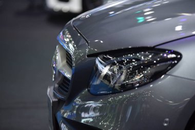 Yeni araba parçaları. Motosiklet farlar, farlar, vücut ışıklar, modern ve sportif bir görünüm. İç oto koltuğu