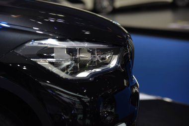 Yeni araba parçaları. Motosiklet farlar, farlar, vücut ışıklar, modern ve sportif bir görünüm. İç oto koltuğu