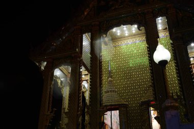 Tay tapınaklar Tay altın renkli dekorasyon desenle tarafından dekore edilmiştir.