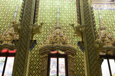 Tayland açık gökyüzü ile güzel bir tapınak. Tapınak uzun yıllar önce benzersiz Tay tarzı mimari ile inşa oldu. Tayland tapınak çoğunu Tay altın renkli dekorasyon desenle tarafından dekore edilmiştir.