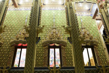 Tay tapınaklar Tay altın renkli dekorasyon desenle tarafından dekore edilmiştir.