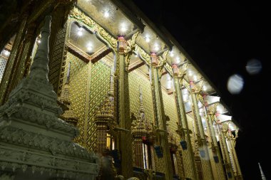 Tay tapınaklar Tay altın renkli dekorasyon desenle tarafından dekore edilmiştir.