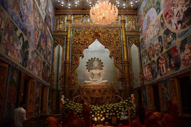 Tay tapınaklar Tay altın renkli dekorasyon desenle tarafından dekore edilmiştir.