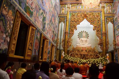 Tay tapınaklar Tay altın renkli dekorasyon desenle tarafından dekore edilmiştir.