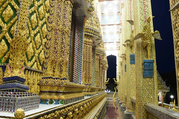 Tajskie Świątynie Urządzone Przez Tajski Wzór Kolor Złota Ozdoba — Zdjęcie stockowe
