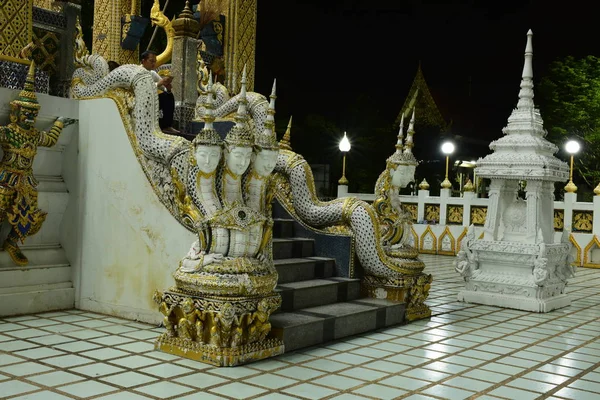 Les Temples Thaïlandais Sont Décorés Par Motif Thaïlandais Avec Une — Photo