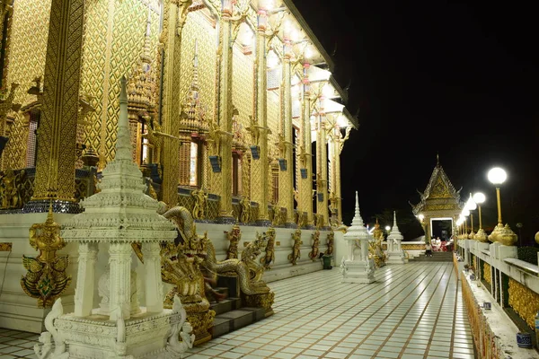 寺庙在许多年前修造了以独特的泰国样式建筑学 泰国大部分寺庙都是用泰国图案装饰的金色装饰 — 图库照片