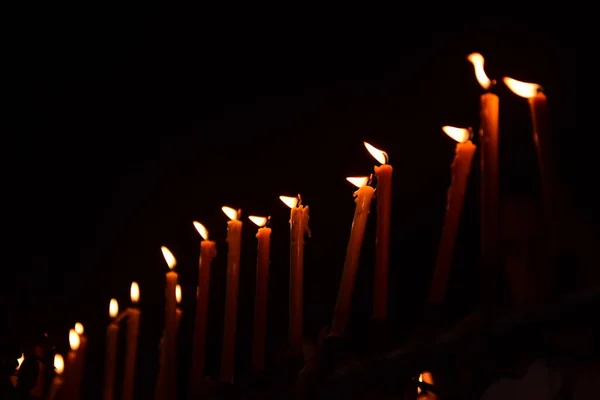 Velas Queimando Templo Escuro — Fotografia de Stock