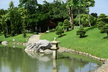 Bahar Balosu Bahçesi. Renkli çiçeklerden oluşan güzel bir bahçe. Bahçe düzenlemeleri. Park et. Güzel Bahçe.