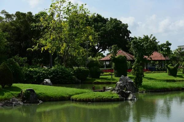 Bahar Balosu Bahçesi. Renkli çiçeklerden oluşan güzel bir bahçe. Bahçe düzenlemeleri. Park et. Güzel Bahçe.