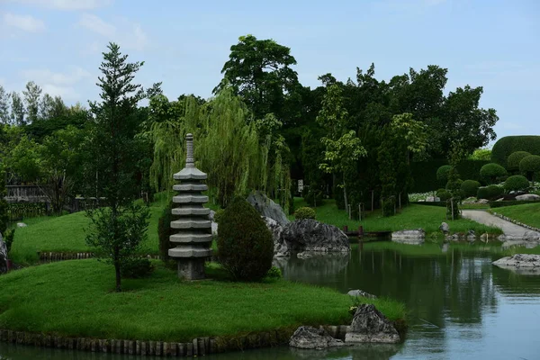 Bahar Balosu Bahçesi. Renkli çiçeklerden oluşan güzel bir bahçe. Bahçe düzenlemeleri. Park et. Güzel Bahçe.