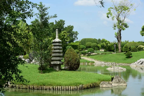 Bahar Balosu Bahçesi. Renkli çiçeklerden oluşan güzel bir bahçe. Bahçe düzenlemeleri. Park et. Güzel Bahçe.