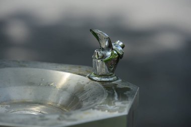 Demir lavabo açık havada yakın