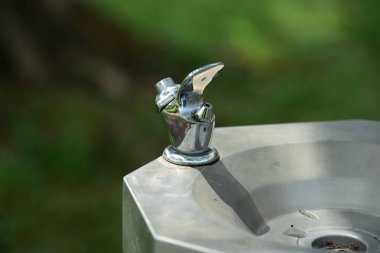 Demir lavabo açık havada yakın